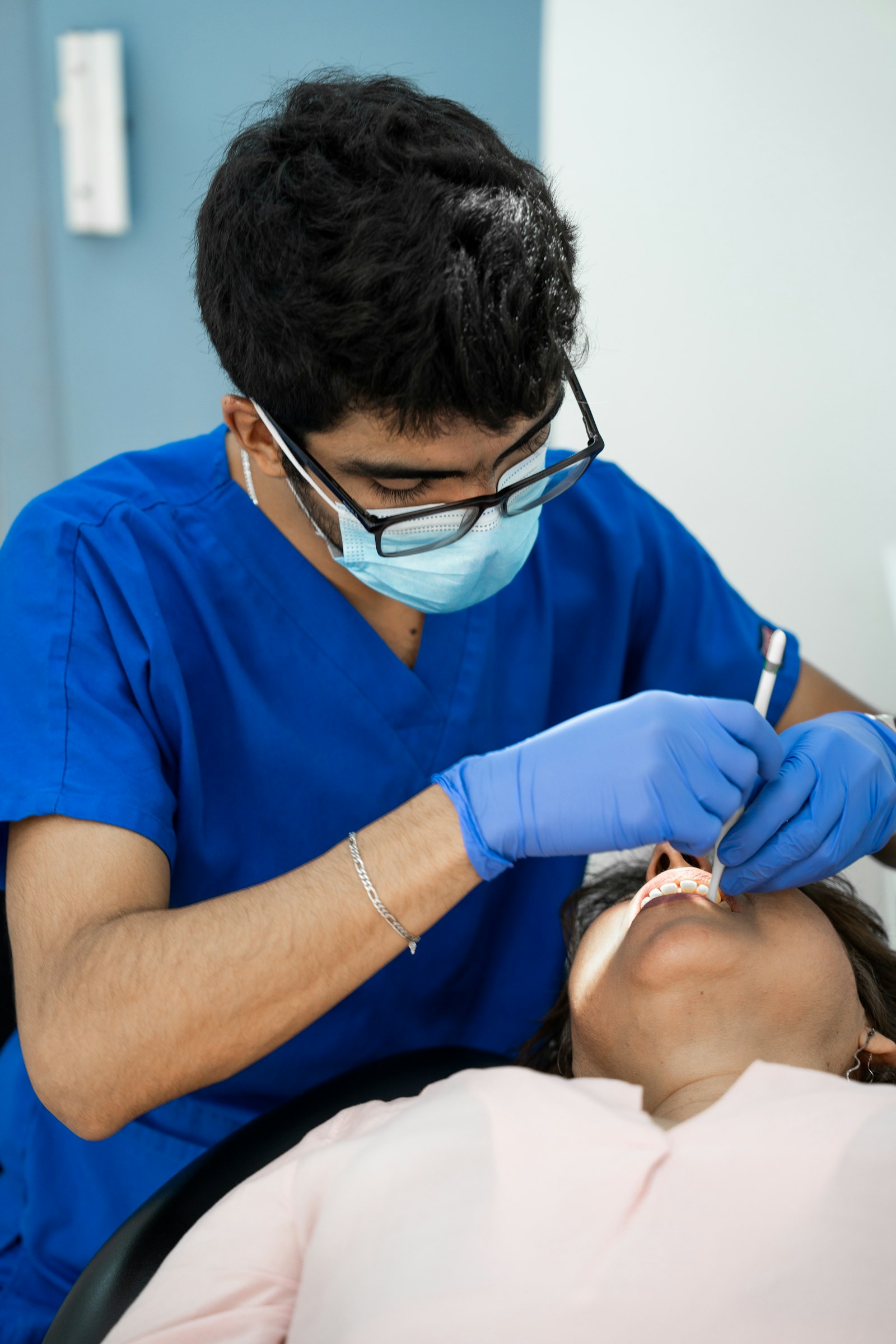 Mondzorgprofessional werkt geconcentreerd aan een behandeling
